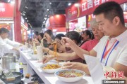 禽兽为邻“嗦粉”经济火热 中国多地“食力”出圈